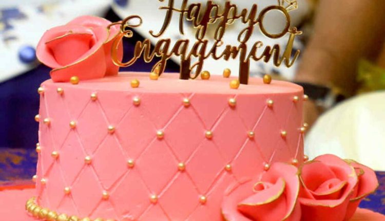 Decorate a Two-Tier Birthday Cake